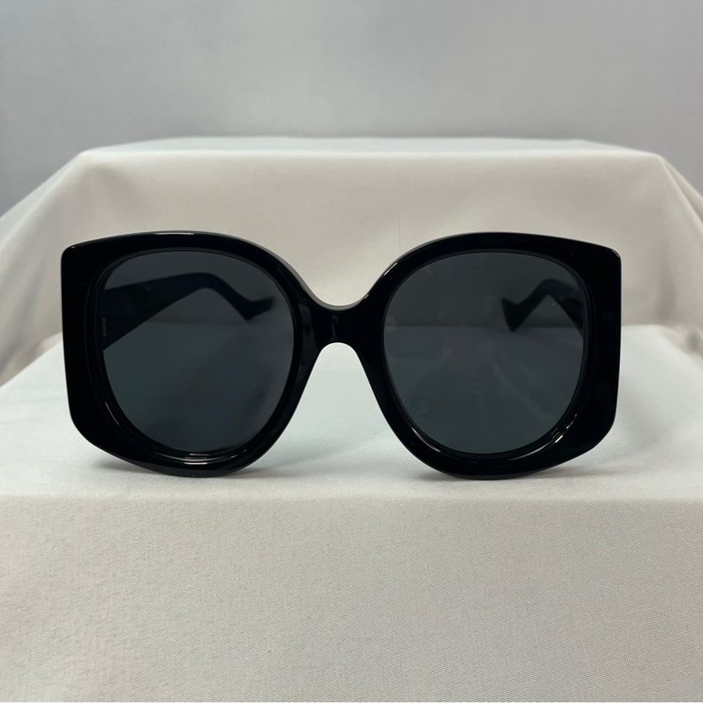 Gucci Women's Black Oversized Sunglasses - Picture 8 of 15